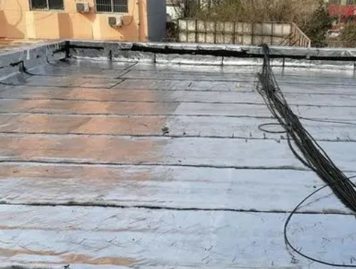 东胜卫生间漏水维修公司分享下东胜屋面楼顶防水刚性防水层施工要点。